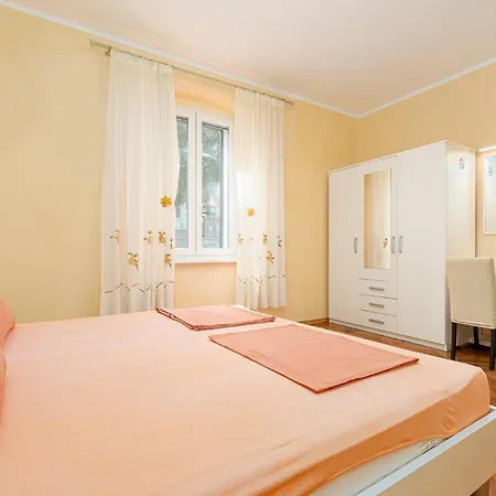 Apartment Valnea - For Five People In The Center Of