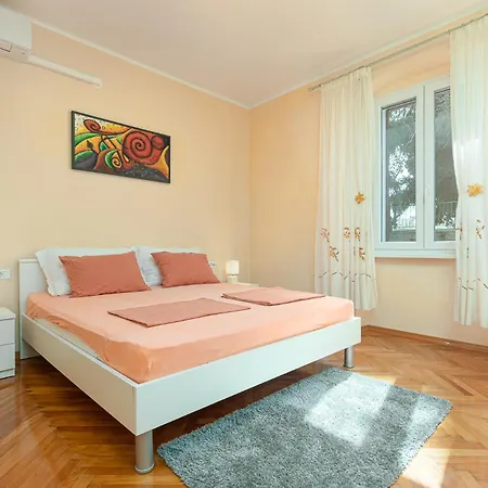 Apartment Valnea - For Five People In The Center Of Porec