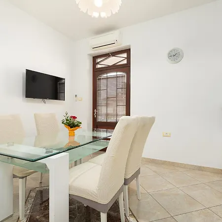 Апартаменты Valnea - For Five People In The Center Of