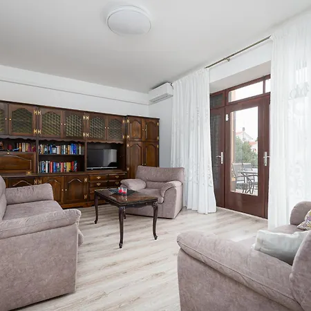 Valnea - For Five People In The Center Of