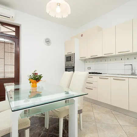 Valnea - For Five People In The Center Of Apartment